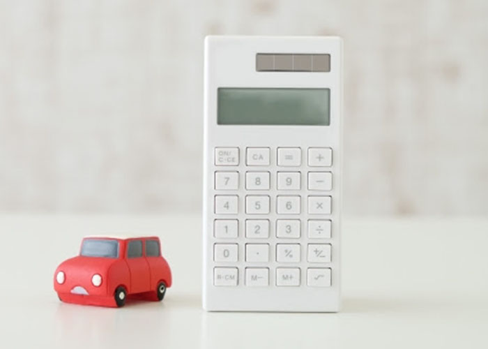 電卓と小さな車の模型
